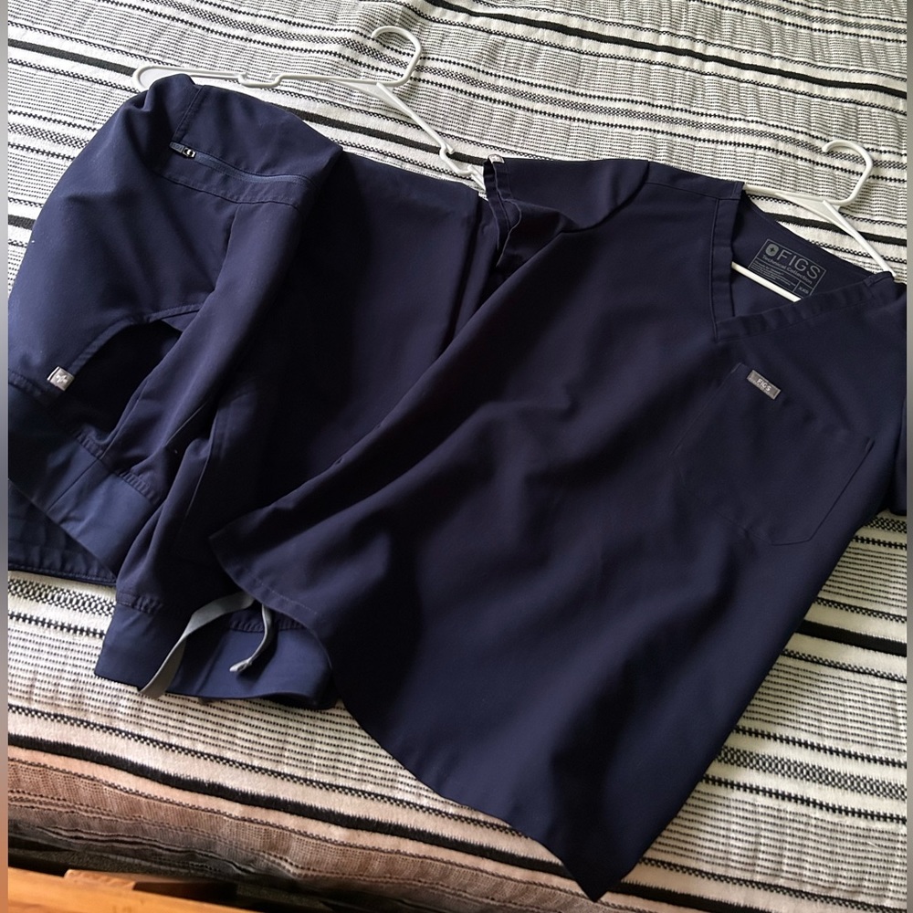 FIGS Scrubs Set